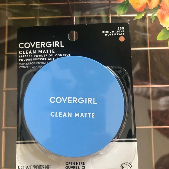Covergirl Clean Matte Pressed Powder - Blue Compact - Picture 1 of 3